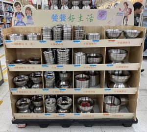 Espositore in cartone per utensili da cucina